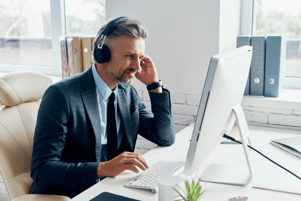 IT-Berater leistet remote IT-Support als Teil eines Managed-Services-Modells