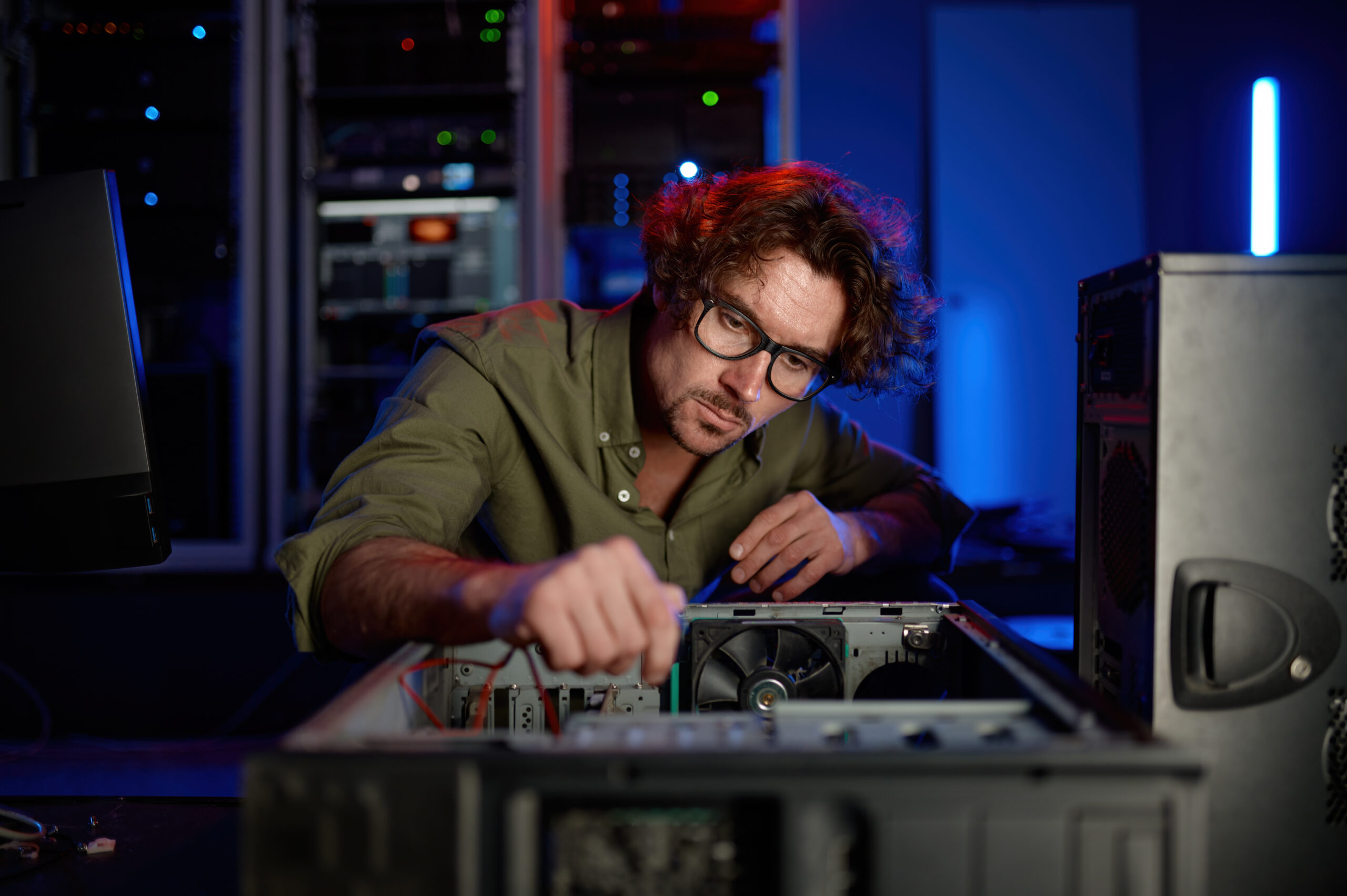 Techniker führt IT-Wartung an Computerhardware im Serverraum durch